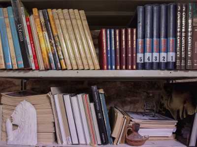 ...scaffali colmi di libri